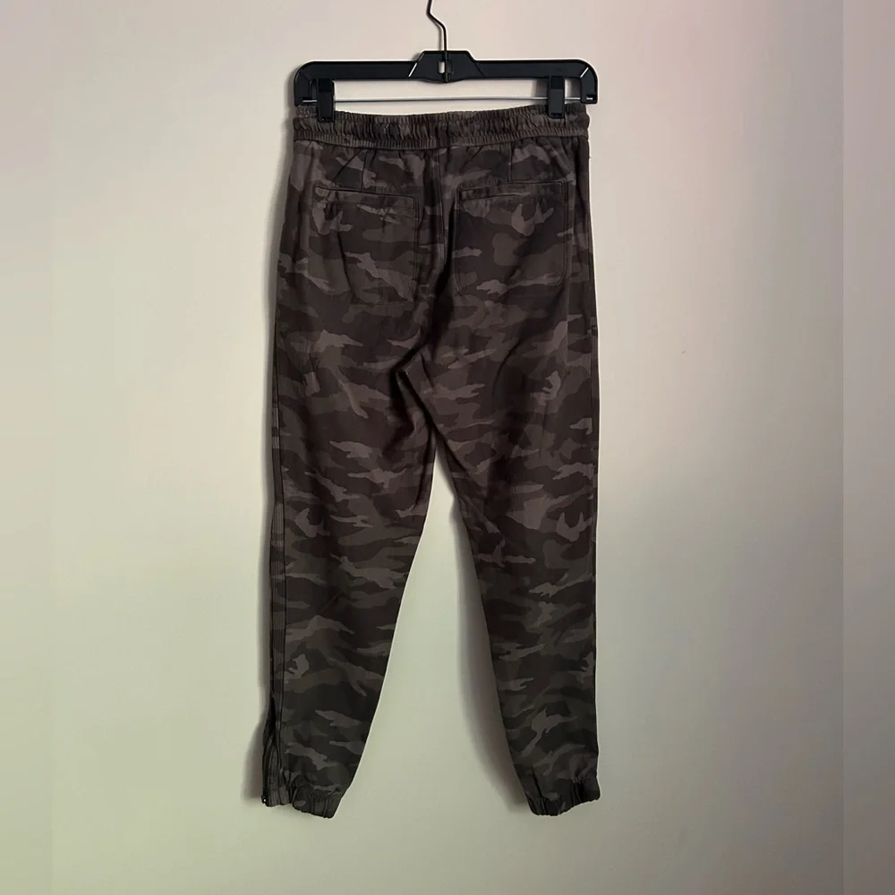 Athleta Camouflage Farallon Pants Size 4